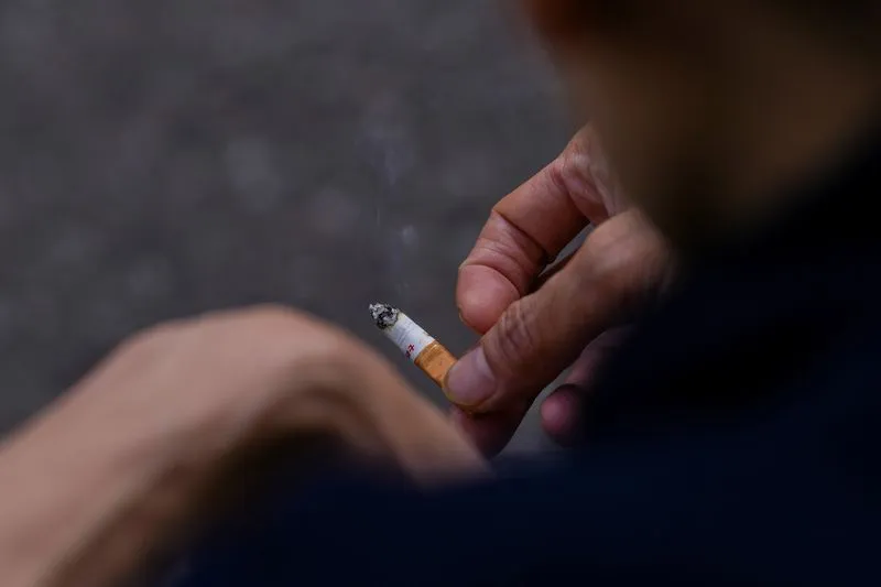 Consumo de drogas na juventude está ligado a danos cognitivos no futuro.